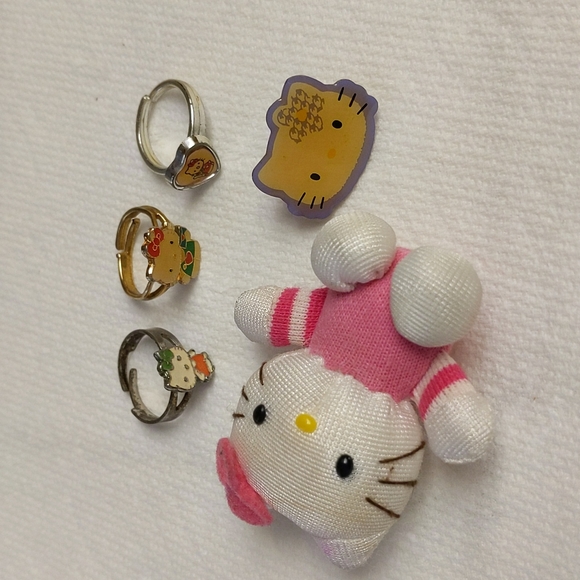 Hellow Kitty three rings, one pin, one Kitty cloth decoration. - Picture 2 of 2